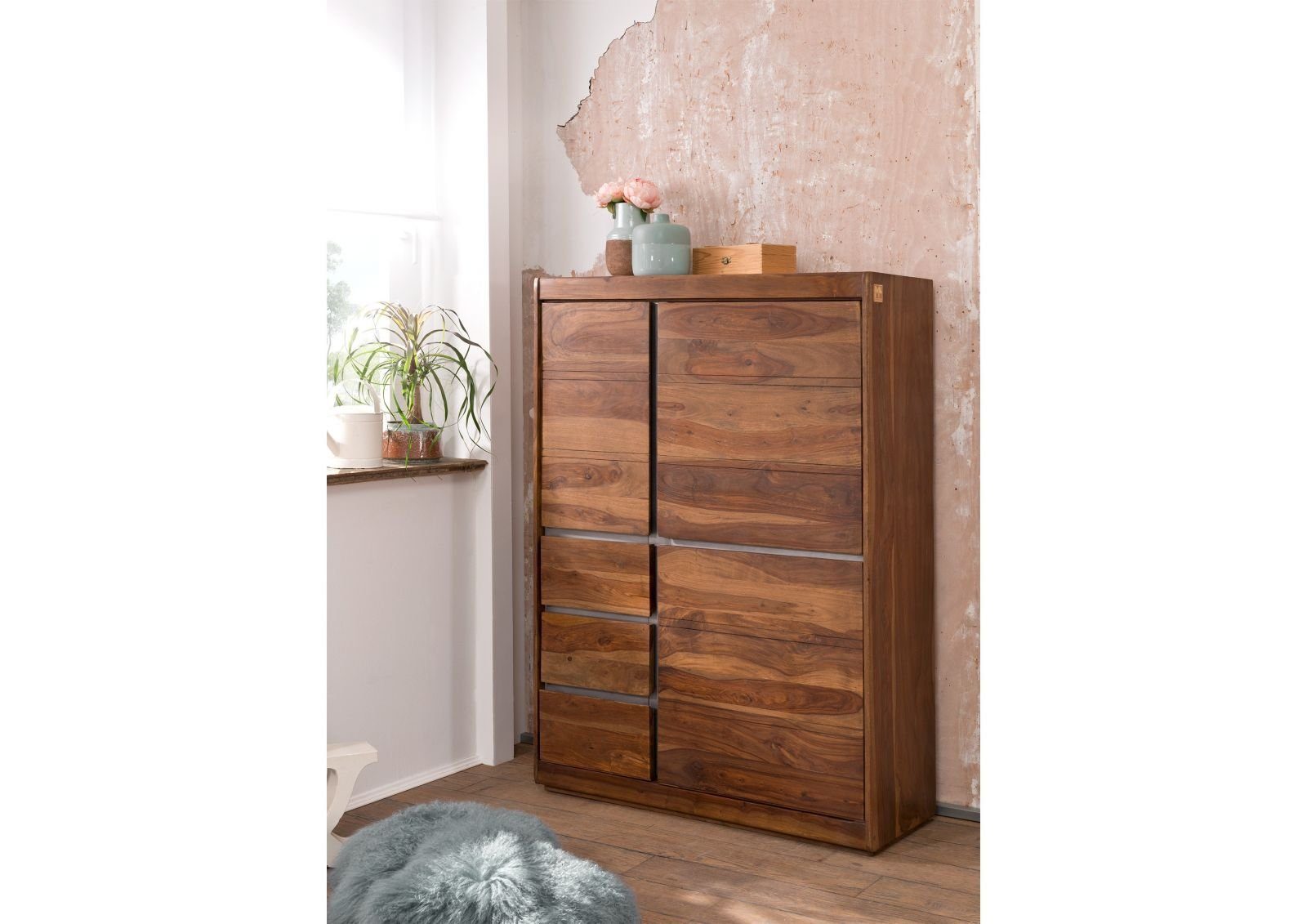 Massivmoebel24 Highboard SYDNEY (Modernes Highboard für viel Stauraum, mit Türen und Schubladen, inklusive metallischer Zierleiste, in braun lackiert 102x40x147 Sheesham montiert)