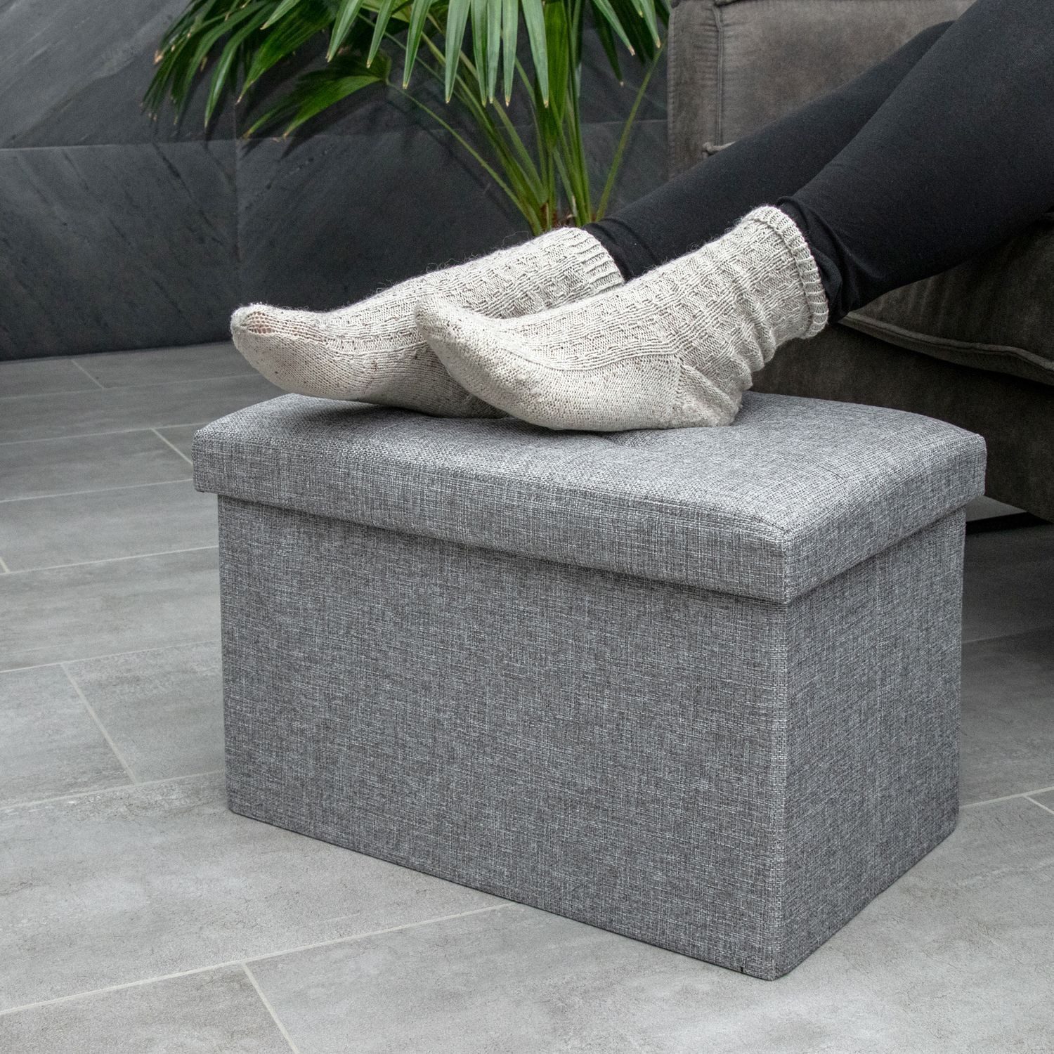 Intirilife Sitzhocker (Sitzwürfel mit Stauraum 49x30x30 cm in FELS GRAU - Fußablage, 1 St), Faltbare Sitzbank - aus Stoff mit Mulden - Aufbewahrungsbox Truhe – Bild 4 von 5