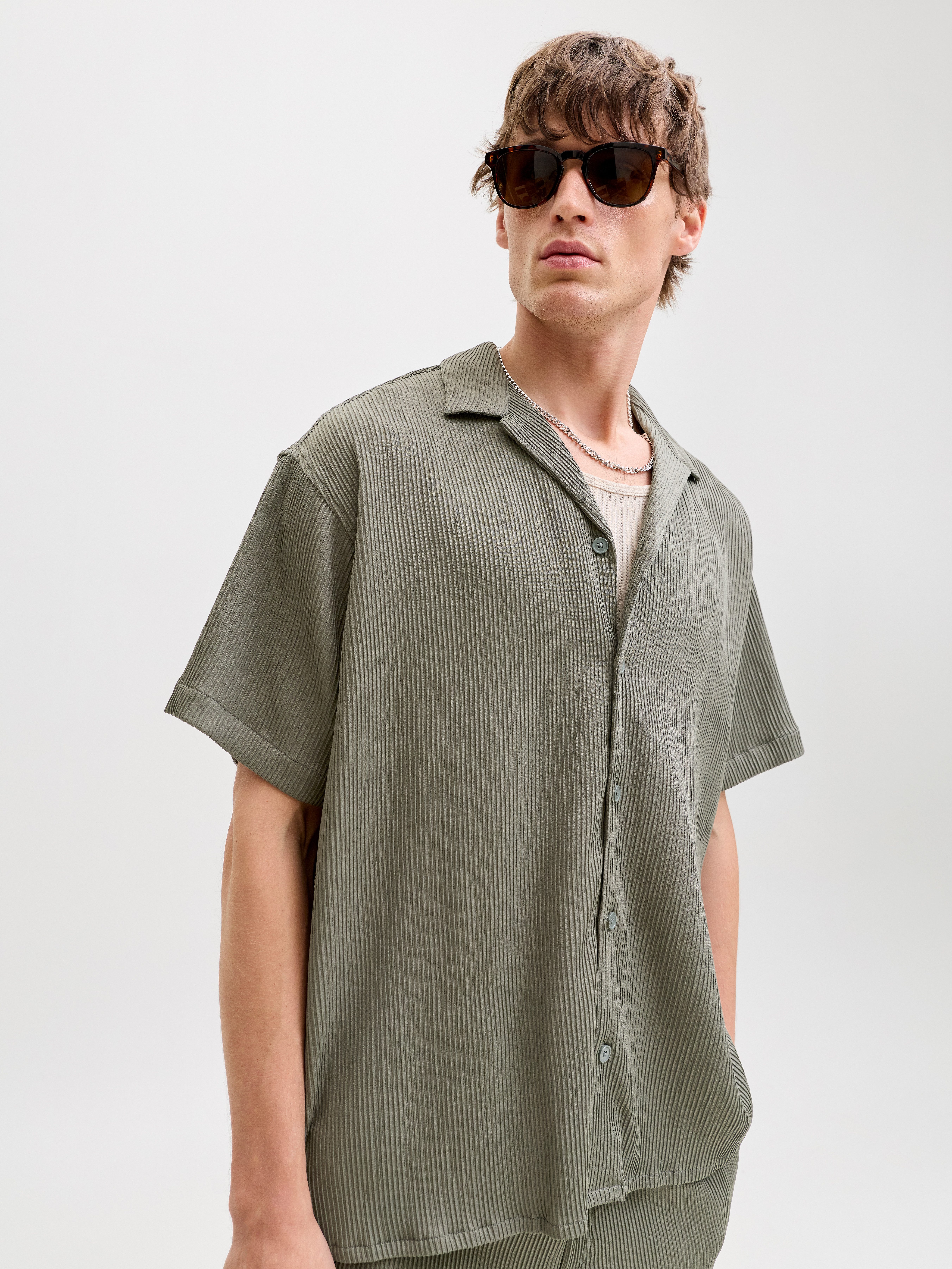 Jack & Jones Kurzarmhemd JJEHARRISON RESORT SHIRT SS SN Materialmix mit Stretch, loose fit