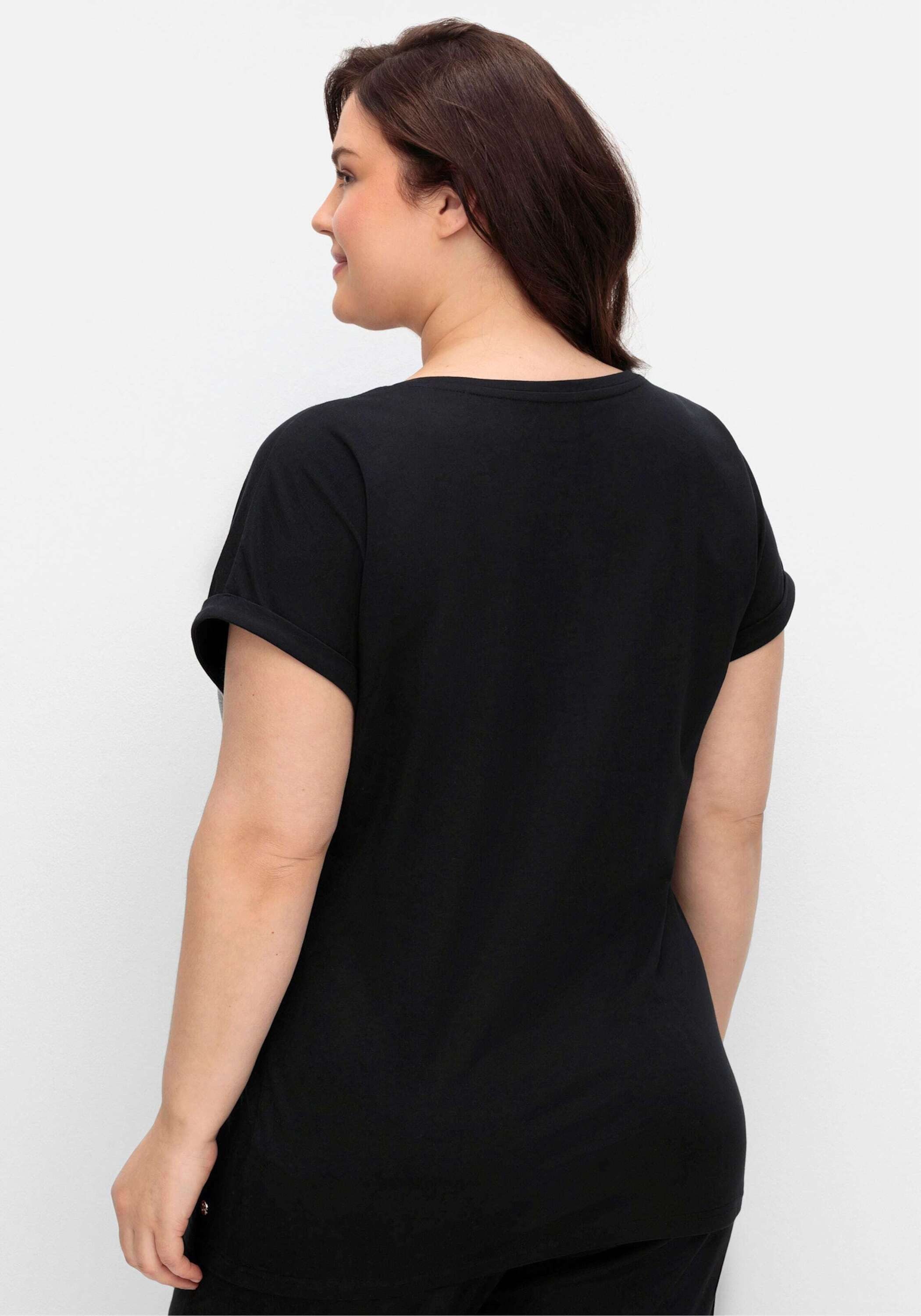 Sheego T-Shirt T-Shirt Extra kurz in Colourblocking-Optik – Bild 2 von 5