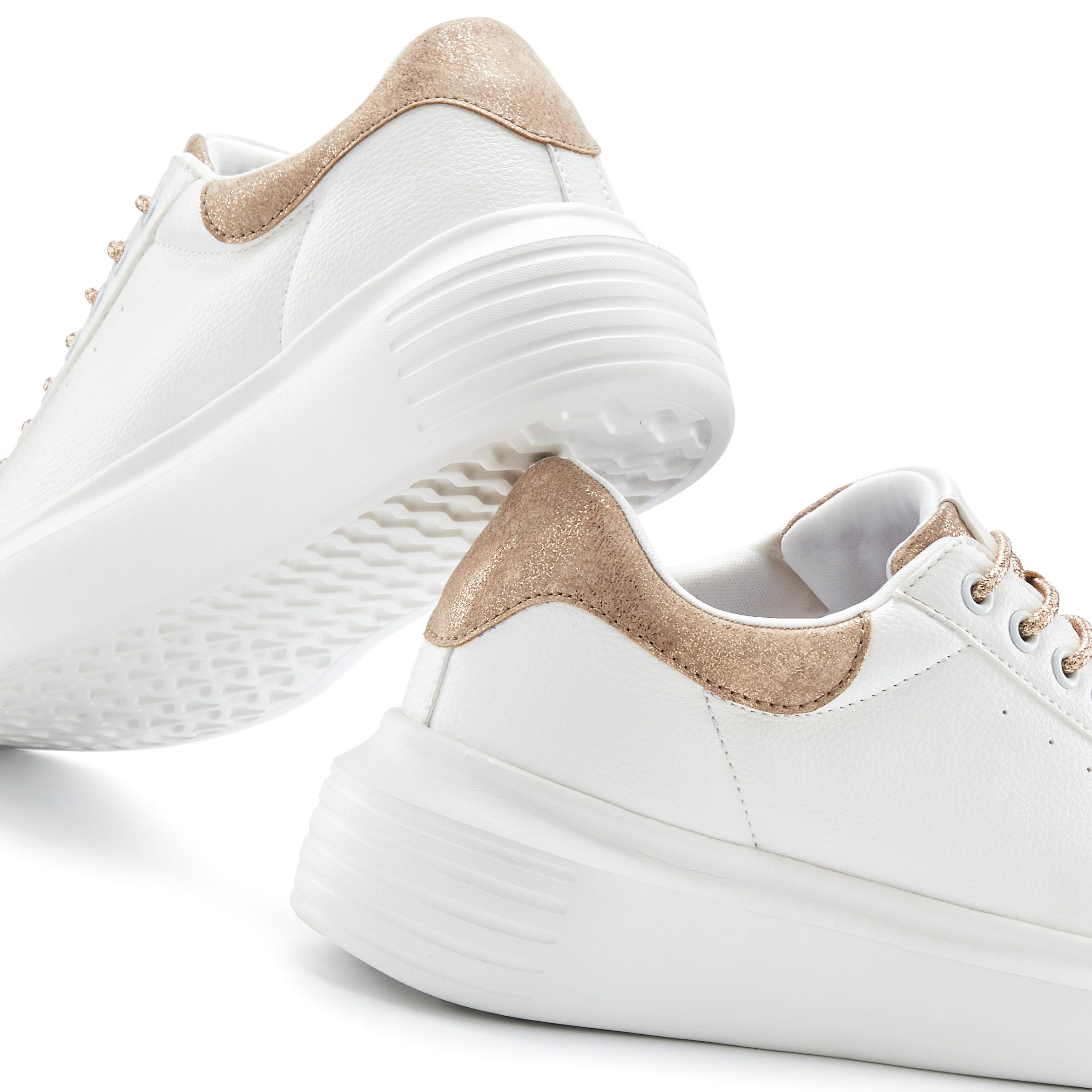 LASCANA Freizeitschuhe, Halbschuhe, Slip-On-Sneaker, Metallicdetails, Sneaker mit elastischen Schnürbändern & leichter Plateausohle VEGAN