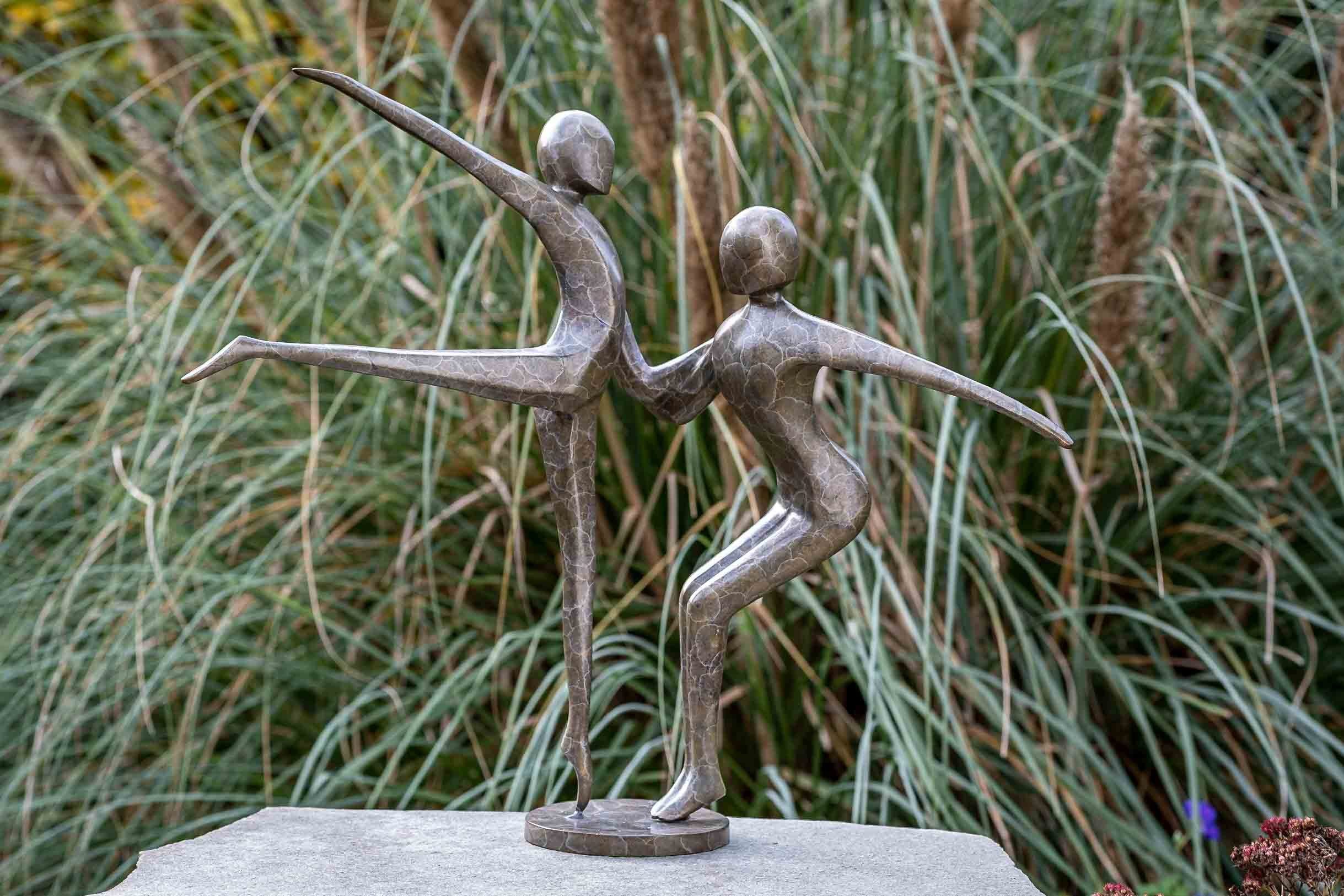 IDYL Gartenfigur IDYL Bronze-Skulptur Tanzendes Paar, Bronze – sehr robust – Langlebig – witterungsbeständig gegen Frost, Regen und UV-Strahlung. Die Modelle werden in Wachsausschmelzverfahren in Bronze gegossen und von Hand patiniert.