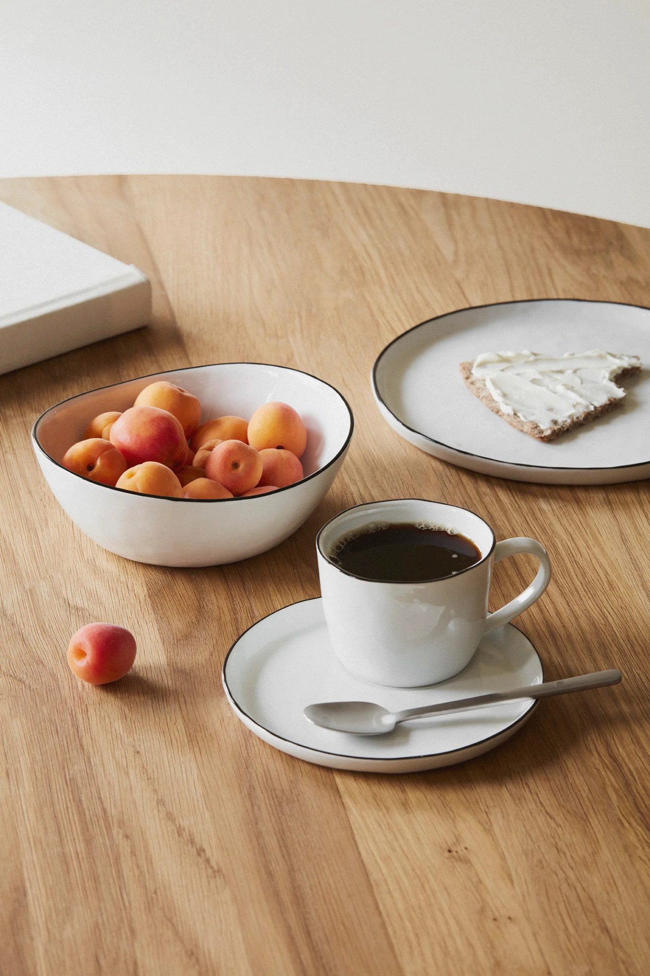 Broste Copenhagen Geschirr-Set Broste Copenhagen Salt Frühstücksset für zwei White w/Black Rim (6-tlg), 2 Personen, Porzellan
