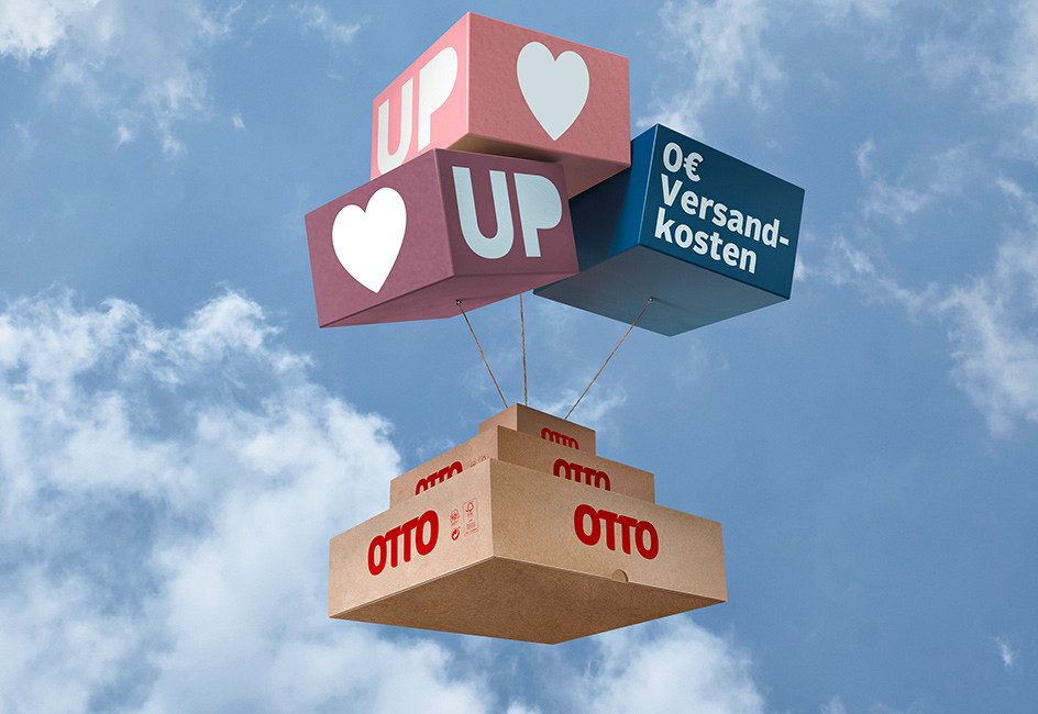 OTTO-Pakete schweben duch die Luft. Sie werden von 3 Quadern in der Luft gehalten. Auf den Quadern steht OTTO UP und 0€ Versandkosten.
